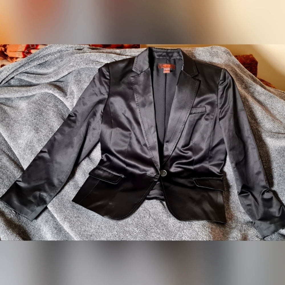 Victor by Victor Alfaro Ladies Blazer.